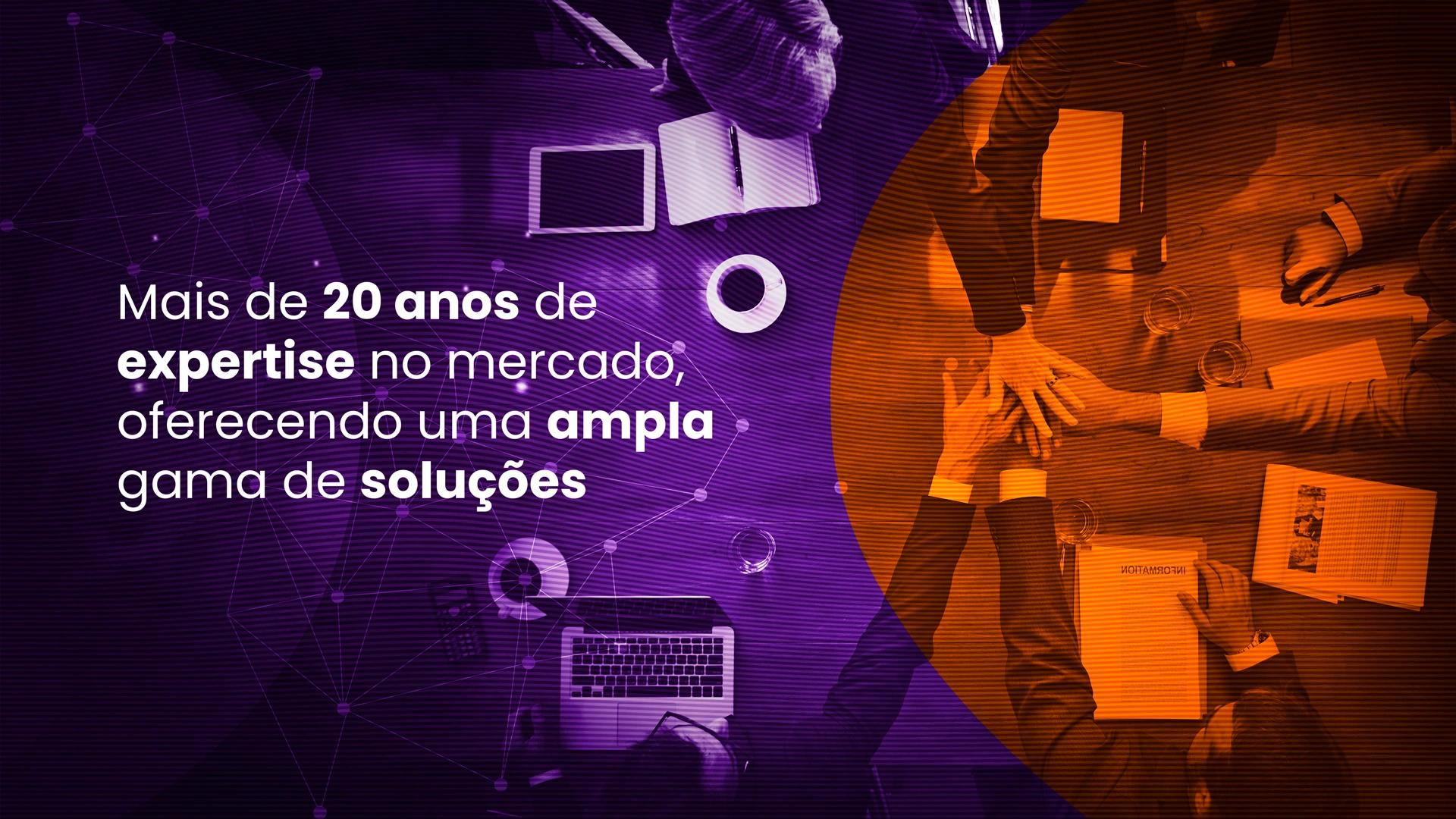 Imagem com uma mulher conversando em um telefone em frente a um notebook com a frase escrita ao lado esquerdo: 'Eleve a comunicação com seu cliente, contrate agora'